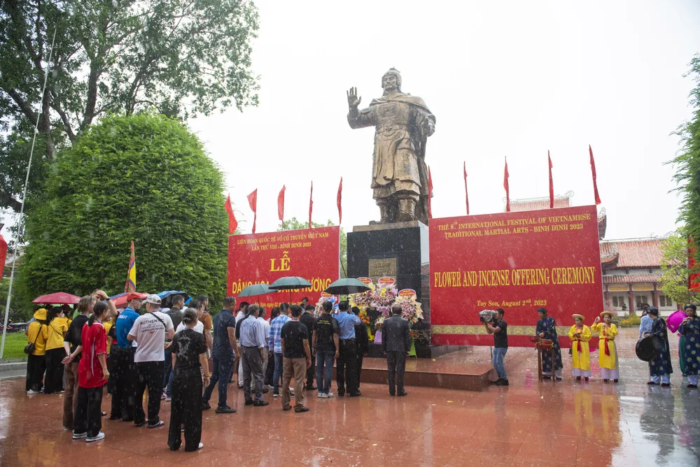 Các võ sư, vận động viên võ thuật dâng hoa, hương tại tượng đài Vua Quang Trung