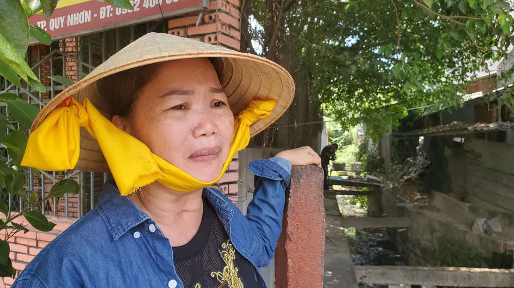 Bà Mai kể lại tình cảnh khổ sở của gia đình mình vì mùi hôi lạ từ đường mương thoát từ KCN Phú Tài