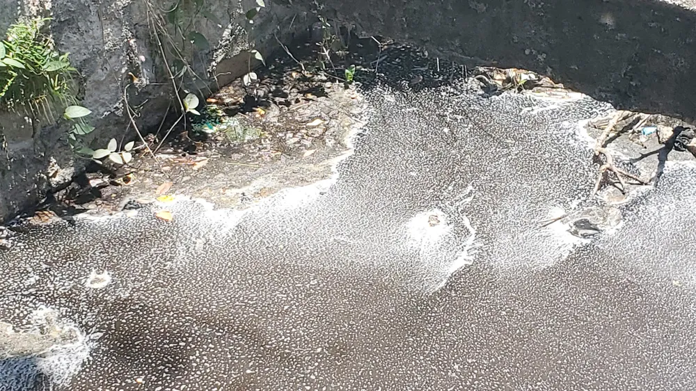 Dòng nước bên mương thoát nhà máy bia Sài Gòn - Miền Trung đen ngầu, sủi bọt trắng xóa