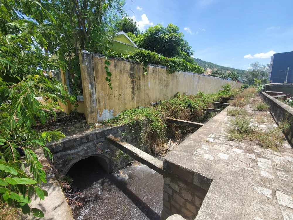 Tại mương thoát nước phía Bắc nhà máy bia ghi nhận dòng nước màu đen, sủi bọt trắng xóa