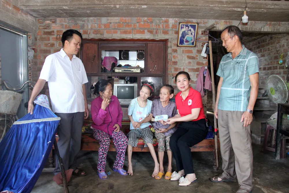 Lãnh đạo xã Ân Đức, thôn Đức Long và Hội Chữ thập đỏ xã này trao tiền bạn đọc giúp hoàn cảnh mẹ con bà Học Lãnh đạo xã Ân Đức, thôn Đức Long và Hội Chữ thập đỏ xã này trao tiền bạn đọc giúp hoàn cảnh mẹ con bà Học