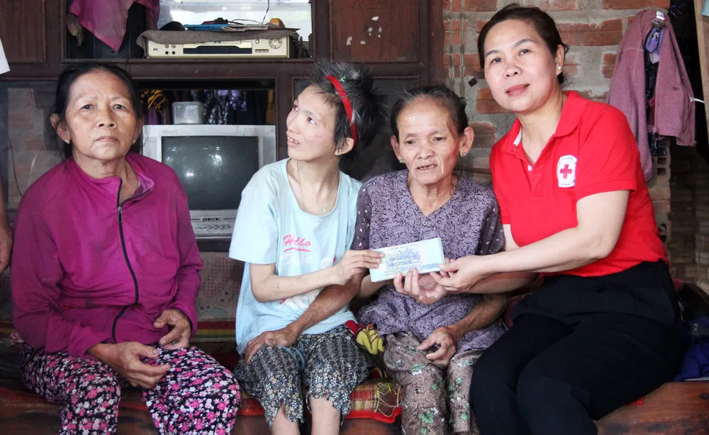 Lãnh đạo Hội Chữ thập đỏ xã Ân Đức trao tiền cho mẹ con bà Học Lãnh đạo Hội Chữ thập đỏ xã Ân Đức trao tiền cho mẹ con bà Học