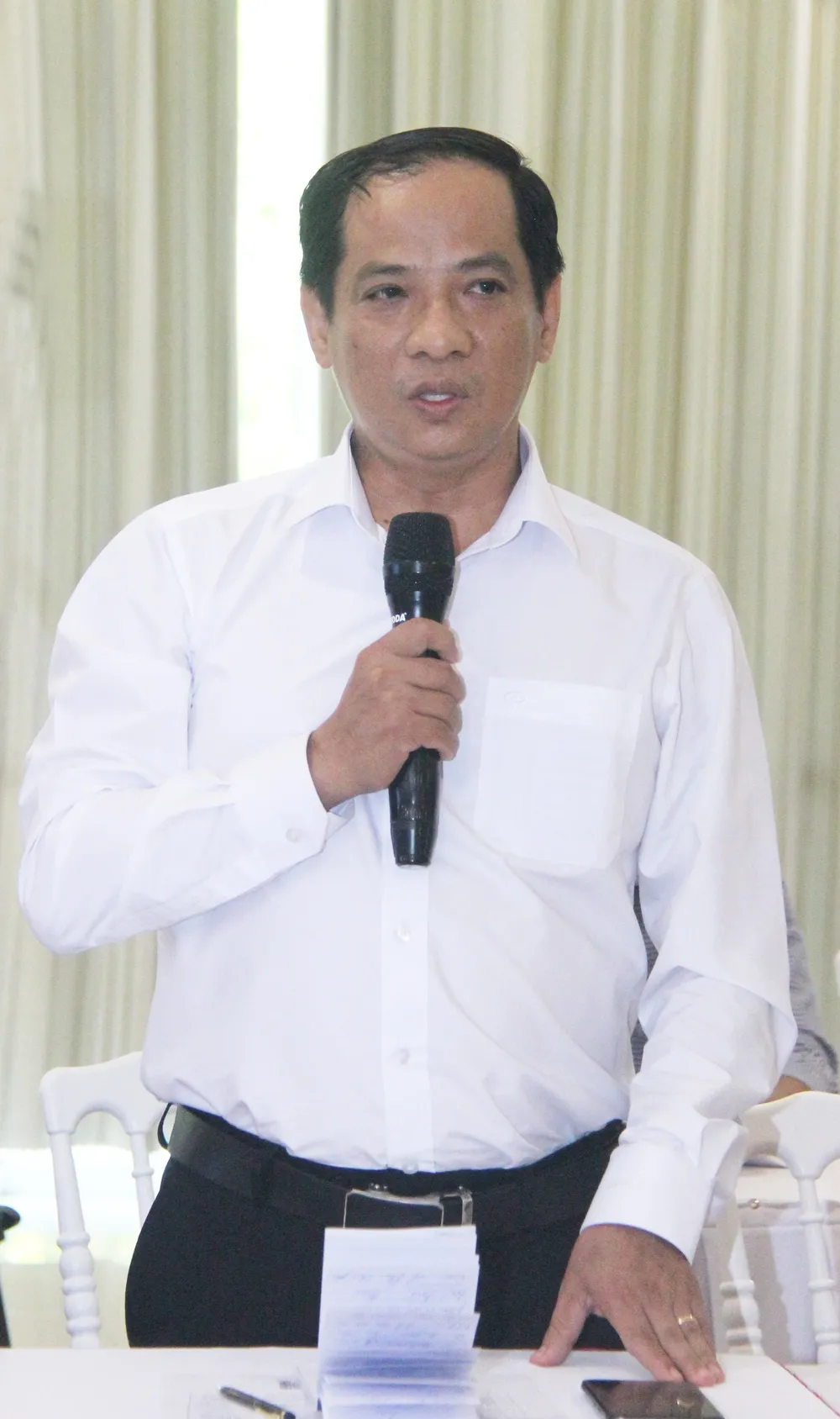 Đại diện doanh nghiệp lưu trú du lịch trao đổi, đặt câu hỏi tại họp báo. Ảnh: NGỌC OAI