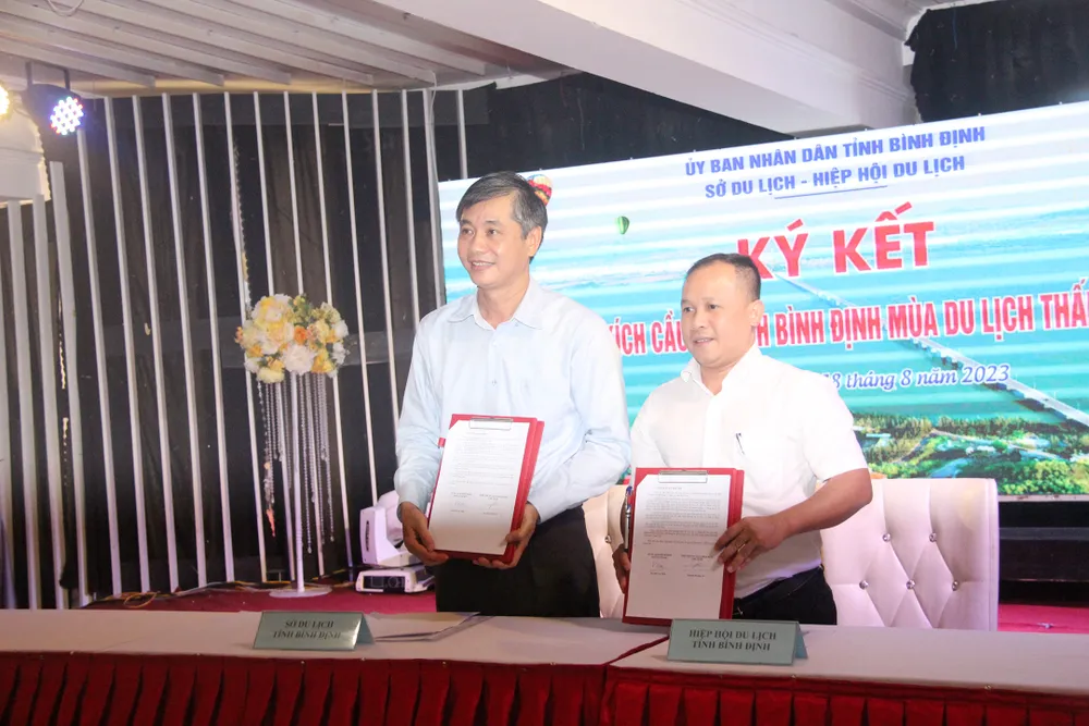 Các bên ký kết chương trình kích cầu du lịch. Ảnh: NGỌC OAI