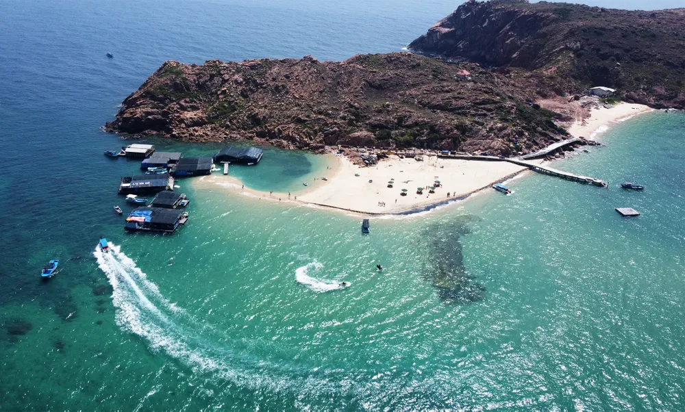 Đa số nhà hàng, bè nổi kinh doanh trên biển, sông, đầm, vịnh đều chưa đảm bảo quy định. Ảnh: NGỌC OAI