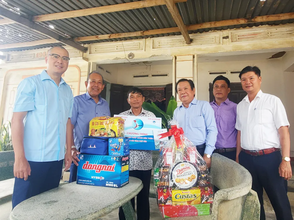 Trao quà cho gia đình ngư dân tiêu biểu ven biển Phú Yên Trao quà cho gia đình ngư dân tiêu biểu ven biển Phú Yên