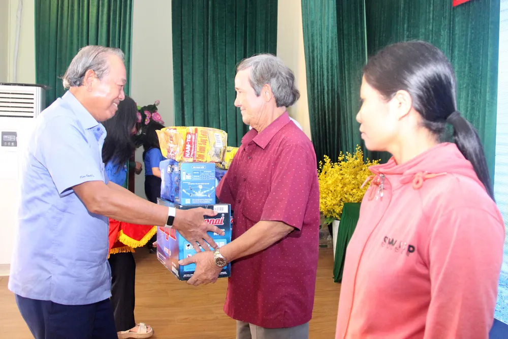 Nguyên Phó Thủ tướng Trương Hòa Bình trao quà cho các ngư dân Nguyên Phó Thủ tướng Trương Hòa Bình trao quà cho các ngư dân