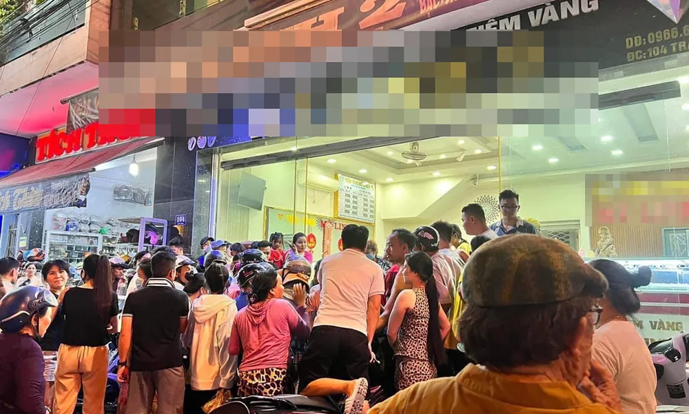 Rất đông người dân đã bao vây, ngăn cản thành công kẻ cướp tiệm vàng. Ảnh: Đ.THẠCH Rất đông người dân đã bao vây, ngăn cản thành công kẻ cướp tiệm vàng. Ảnh: Đ.THẠCH