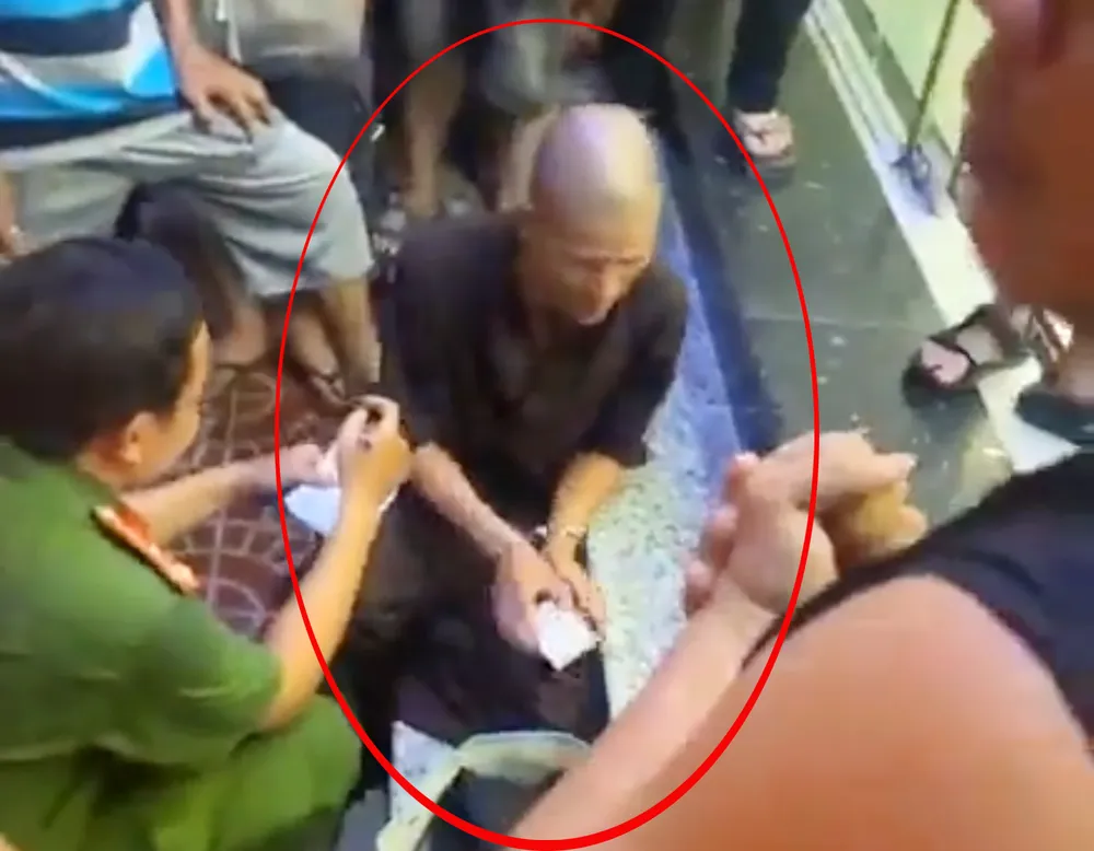 Đối tượng Sỹ bị người dân, công an khống chế, tạm giữ đêm 29-8. Ảnh cắt clip Đối tượng Sỹ bị người dân, công an khống chế, tạm giữ đêm 29-8. Ảnh cắt clip