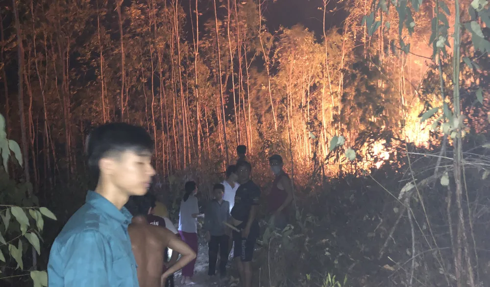 Người dân địa phương túc trực để khống chế đám cháy. Ảnh: HOÀNG NGUYÊN Người dân địa phương túc trực để khống chế đám cháy. Ảnh: HOÀNG NGUYÊN