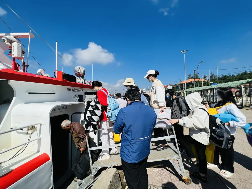 Du khách ra đảo Lý Sơn trong kỳ nghỉ lễ. Ảnh: XUÂN HUYÊN Du khách ra đảo Lý Sơn trong kỳ nghỉ lễ. Ảnh: XUÂN HUYÊN