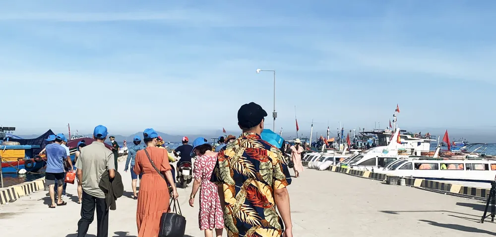 Khách du lịch đến đảo Lý Sơn giảm sâu. Ảnh: XUÂN HUYÊN Khách du lịch đến đảo Lý Sơn giảm sâu. Ảnh: XUÂN HUYÊN