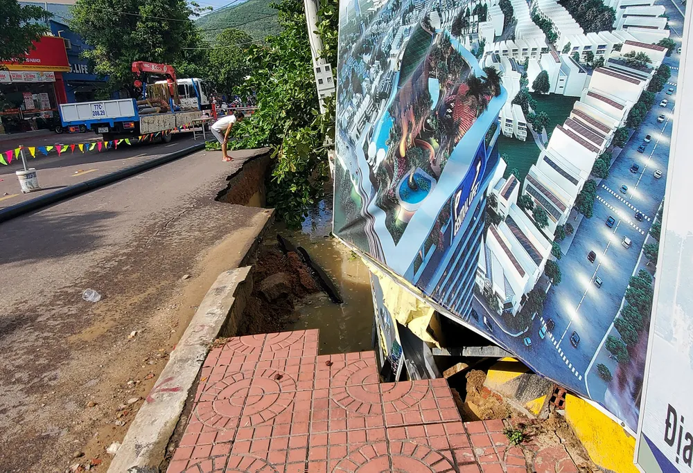 "Các công nhân trong quá trình khoan đổ cọc nhồi làm tường vây tầng hầm tòa chung cư đã tạo khe hở lớn, nên khi xảy ra mưa lớn kéo gây ra tình trạng sụt lún đất", lãnh đạo Sở Xây dựng thông tin sơ bộ. "Các công nhân trong quá trình khoan đổ cọc nhồi làm tường vây tầng hầm tòa chung cư đã tạo khe hở lớn, nên khi xảy ra mưa lớn kéo gây ra tình trạng sụt lún đất", lãnh đạo Sở Xây dựng thông tin sơ bộ.