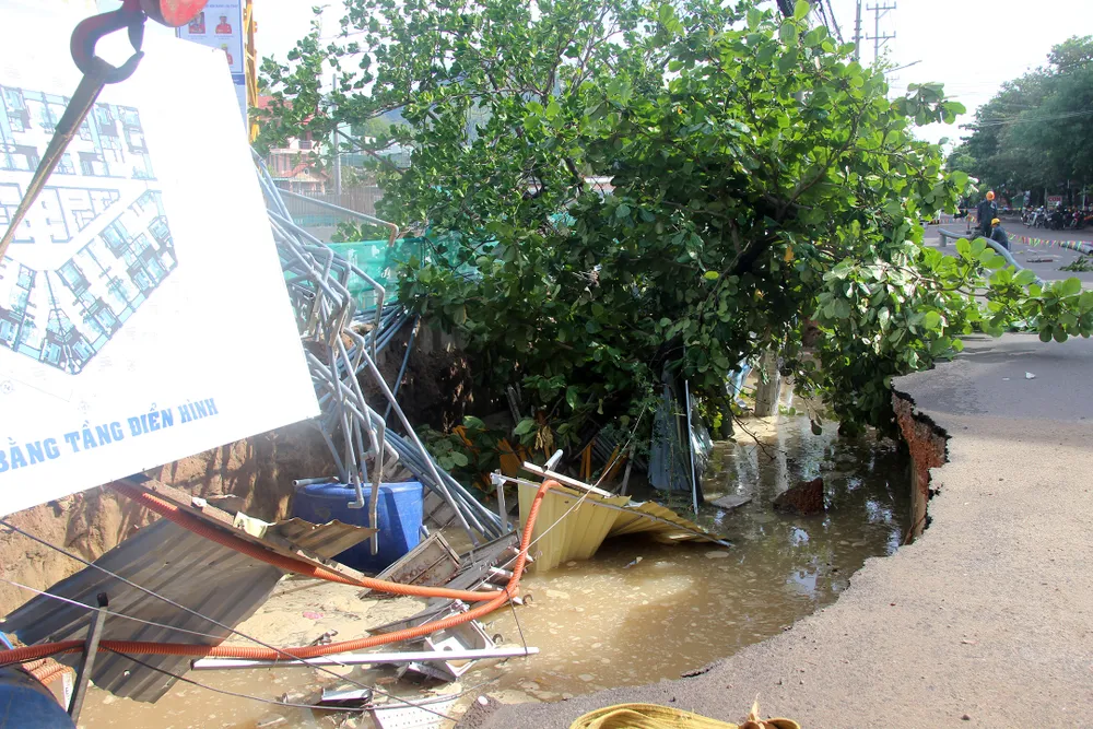 Hiện trường vụ sụt lún đất Hiện trường vụ sụt lún đất