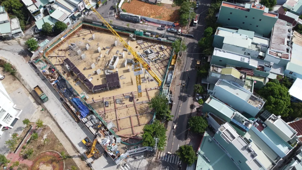 Trong sáng 5-9, Sở Xây dựng đã thành lập đoàn công tác đến hiện trường để kiểm tra, tìm hiểu nguyên nhân và hướng dẫn công tác khắc phục vụ việc Trong sáng 5-9, Sở Xây dựng đã thành lập đoàn công tác đến hiện trường để kiểm tra, tìm hiểu nguyên nhân và hướng dẫn công tác khắc phục vụ việc