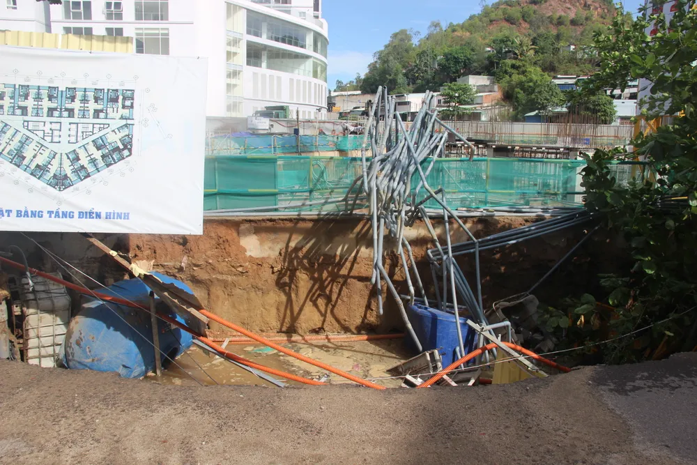 Nhiều cây xanh, vật kiến trúc, trụ điện cao thế, ống nước bị hư hại sau vụ sụt lở đất Nhiều cây xanh, vật kiến trúc, trụ điện cao thế, ống nước bị hư hại sau vụ sụt lở đất