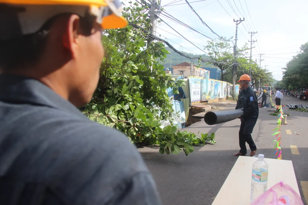 Nối lại đường ống cấp nước cho người dân vùng bị ảnh hưởng bởi vụ sụt lún Nối lại đường ống cấp nước cho người dân vùng bị ảnh hưởng bởi vụ sụt lún