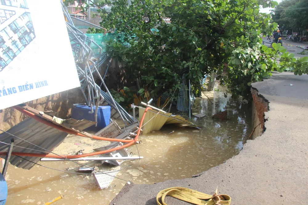 Hố sụt lún lớn nhất nằm sát hành lang dự án chung cư Phú Tài 2 Hố sụt lún lớn nhất nằm sát hành lang dự án chung cư Phú Tài 2