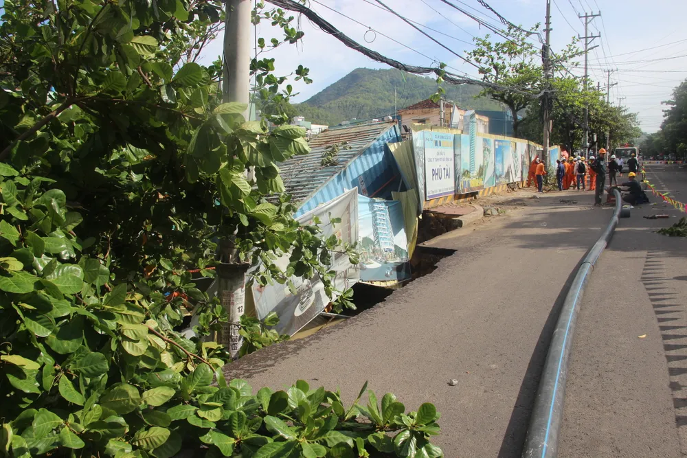 Lực lượng chức năng đang nỗ lực khắc phục hệ thống điện, nước trong ngày 5-9 Lực lượng chức năng đang nỗ lực khắc phục hệ thống điện, nước trong ngày 5-9