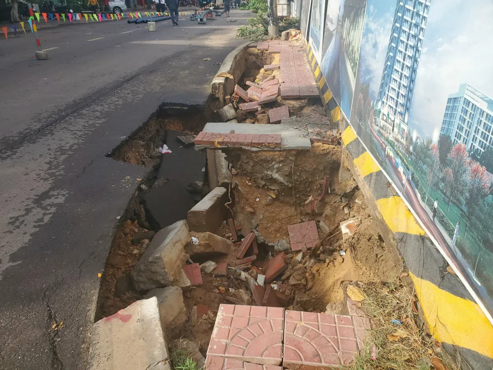 Điểm sụt lún đất thể hiện phần đất ở đường Hoàng Văn Thụ trụt vào móng tòa chung cư đang xây dựng Điểm sụt lún đất thể hiện phần đất ở đường Hoàng Văn Thụ trụt vào móng tòa chung cư đang xây dựng