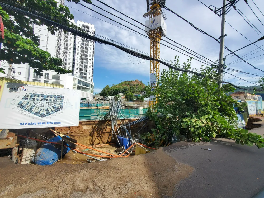 Nhiều vật kiến trúc, cây xanh bị hư hại, đổ ngã ngổn ngang sau vụ sụt đất Nhiều vật kiến trúc, cây xanh bị hư hại, đổ ngã ngổn ngang sau vụ sụt đất