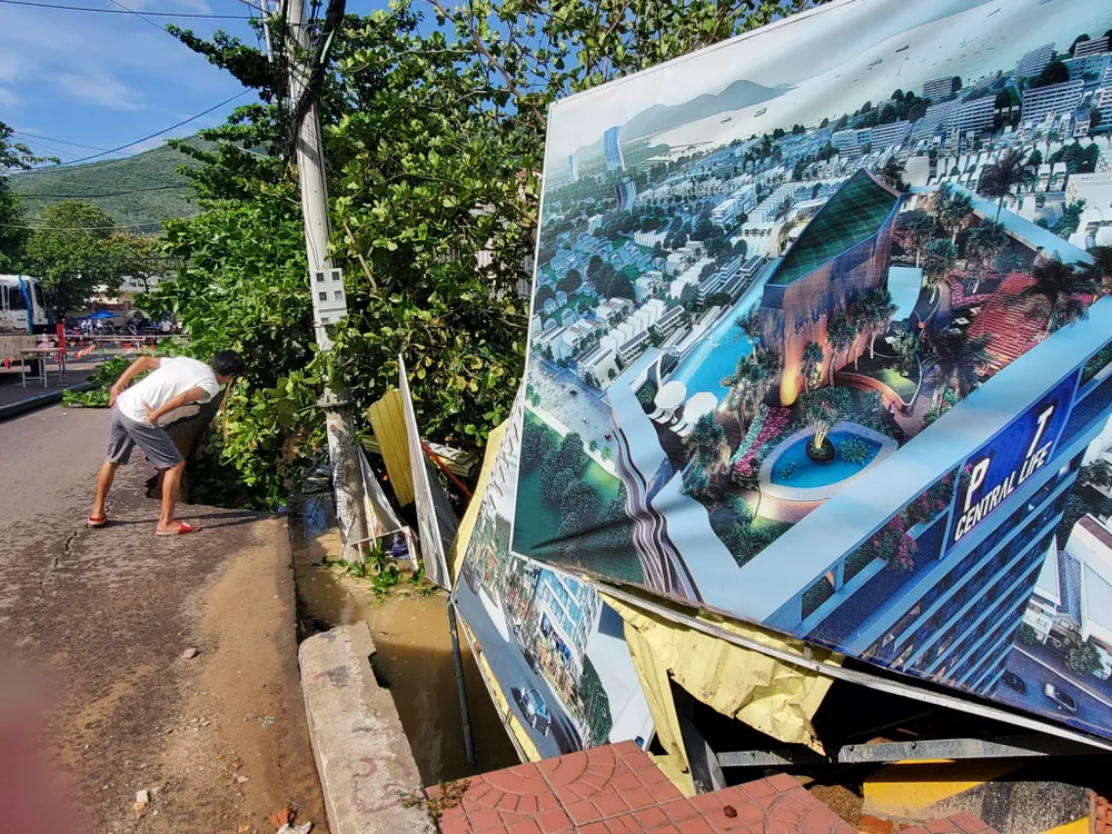 Vụ sụt lún đất xảy ra giữa cơn mưa lớn lúc 19 giờ ngày 4-9 khiến cho người dân ở các phường Quang Trung, Ngô Mây (TP Quy Nhơn) vô cùng lo ngại Vụ sụt lún đất xảy ra giữa cơn mưa lớn lúc 19 giờ ngày 4-9 khiến cho người dân ở các phường Quang Trung, Ngô Mây (TP Quy Nhơn) vô cùng lo ngại