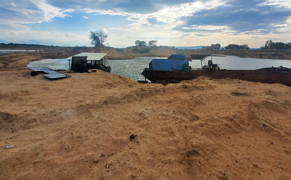 Hiện mỏ cát Công ty Huy Phú đang bị chính quyền thông báo tạm dừng hoạt động