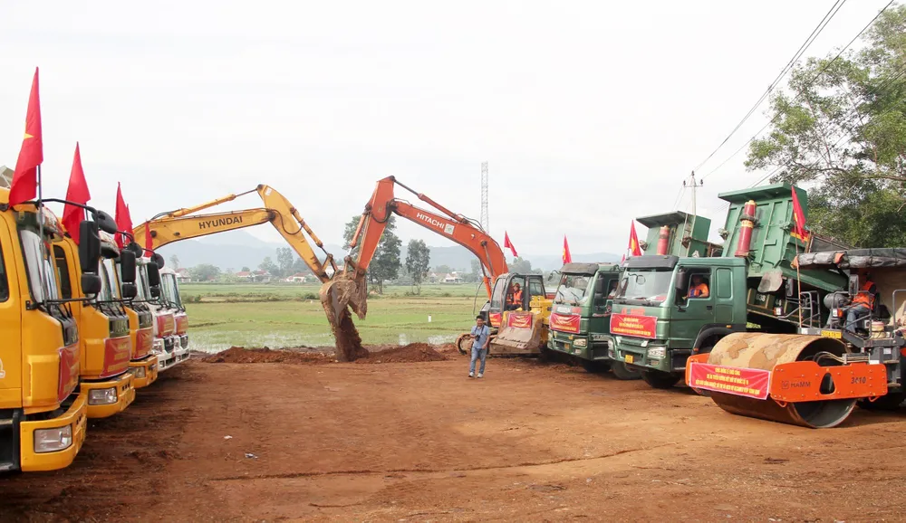Các phương tiện thực hiện nghi thức động thổ, khởi công. Ảnh: SÔNG LOAN Các phương tiện thực hiện nghi thức động thổ, khởi công. Ảnh: SÔNG LOAN