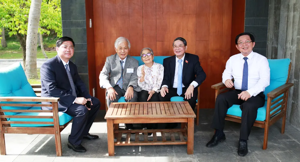 Các đồng chí lãnh đạo Quốc hội, Trung ương và Tỉnh ủy Bình Định cùng vợ chồng GS Trần Thanh Vân. Ảnh: ICISE Các đồng chí lãnh đạo Quốc hội, Trung ương và Tỉnh ủy Bình Định cùng vợ chồng GS Trần Thanh Vân. Ảnh: ICISE