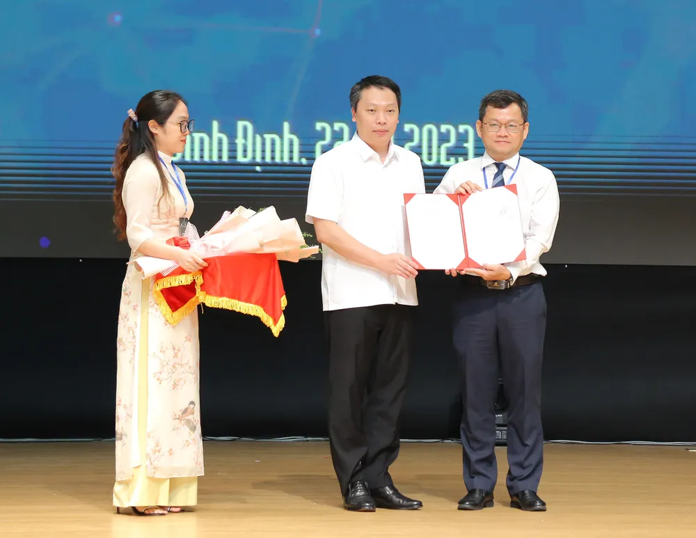 Trao quyết định kết nạp Trung tâm CNTT-TT tỉnh Bình Định là thành viên Chuỗi Công viên phần mềm Quang Trung Trao quyết định kết nạp Trung tâm CNTT-TT tỉnh Bình Định là thành viên Chuỗi Công viên phần mềm Quang Trung