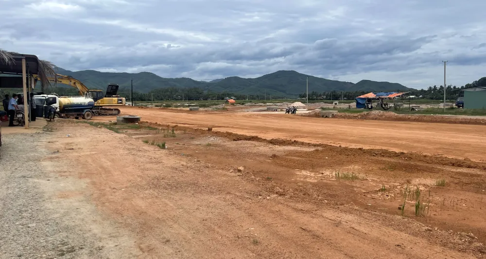 Hiện trường san lấp dự án khu phố thương mại – dịch vụ thuộc đô thị Phú Mỹ Tân. Ảnh: HOÀNG NGUYÊN Hiện trường san lấp dự án khu phố thương mại – dịch vụ thuộc đô thị Phú Mỹ Tân. Ảnh: HOÀNG NGUYÊN