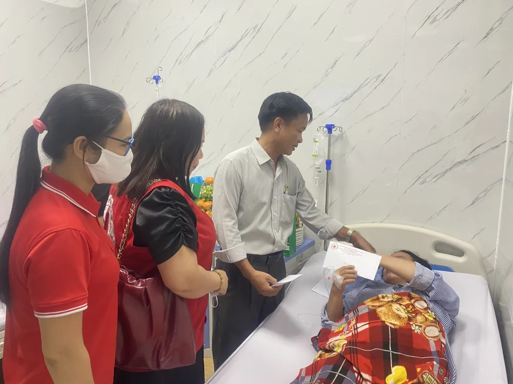 Thăm hỏi, hỗ trợ nạn nhân tại bệnh viện vào chiều cùng ngày Thăm hỏi, hỗ trợ nạn nhân tại bệnh viện vào chiều cùng ngày