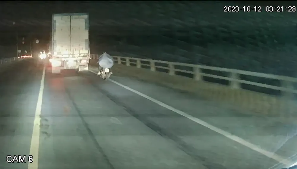 Thời điểm 3 giờ 21 phút 28 giây, mô tô bắt đầu vượt xe tải từ làn đường bên phải (Ảnh cắt từ camera hành trình) Thời điểm 3 giờ 21 phút 28 giây, mô tô bắt đầu vượt xe tải từ làn đường bên phải (Ảnh cắt từ camera hành trình)