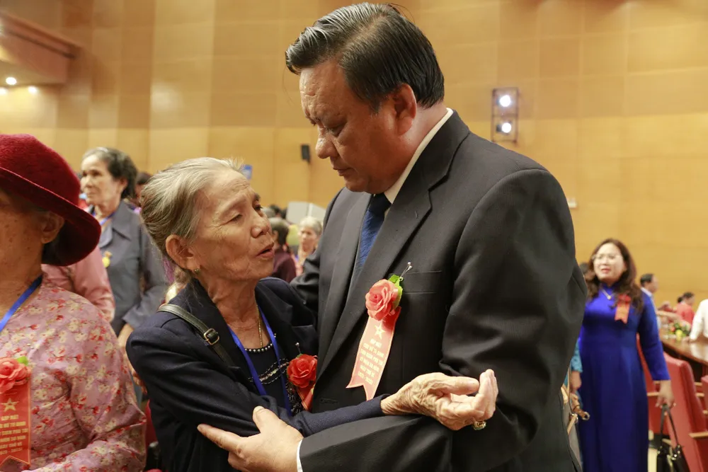 Phó Bí thư Thường trực Tỉnh ủy Bình Định Lê Kim Toàn thăm hỏi, động viên các cựu nữ tù binh Phú Tài