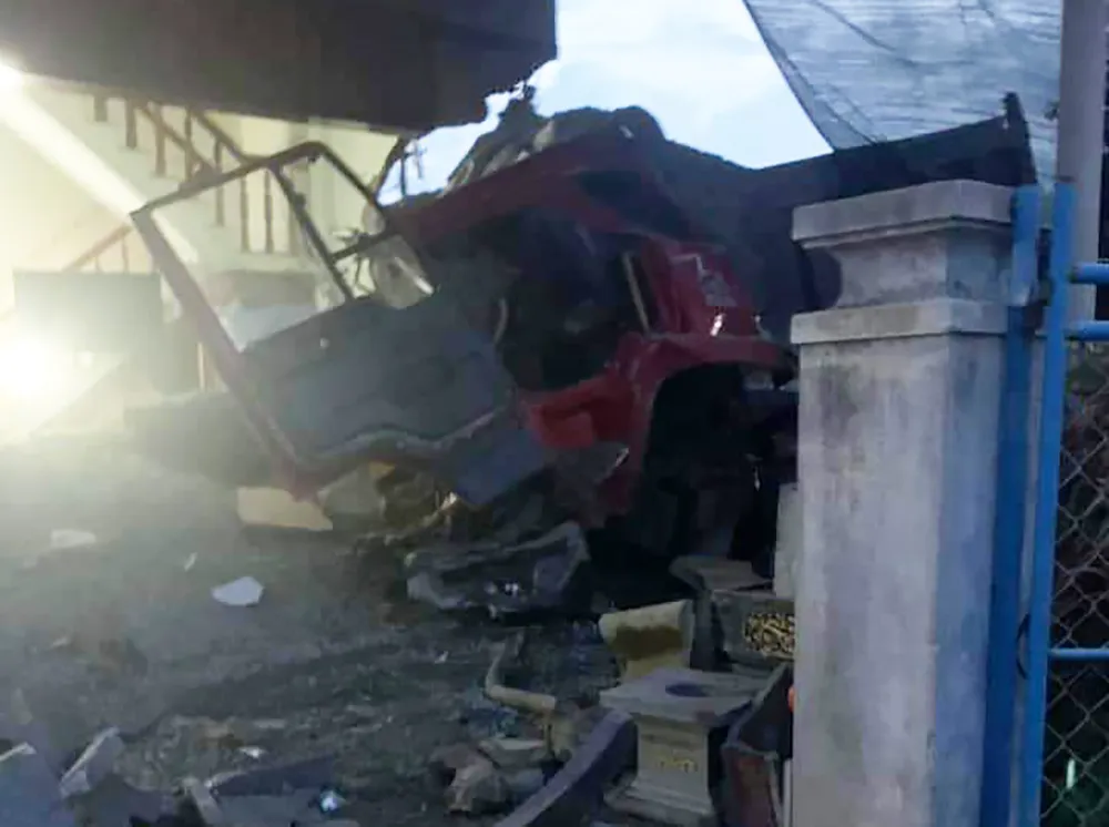 Nhiều đồ vật trong ngôi nhà bị xe tải tông hư hại, đổ gãy Nhiều đồ vật trong ngôi nhà bị xe tải tông hư hại, đổ gãy