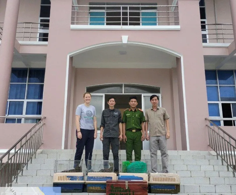 Bàn giao số cá thể động vật quý hiếm cho đại diện rừng quốc gia Cúc Phương chăm sóc Bàn giao số cá thể động vật quý hiếm cho đại diện rừng quốc gia Cúc Phương chăm sóc