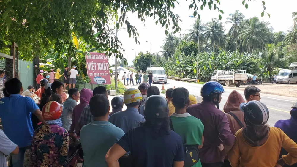 Rất đông người dân chứng kiến vụ tai nạn trên