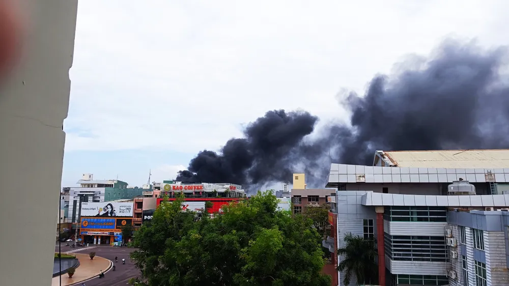 Đám cháy bùng phát, lửa khói đen ngòm bốc lên giữa đô thị Quy Nhơn. Ảnh: HN Đám cháy bùng phát, lửa khói đen ngòm bốc lên giữa đô thị Quy Nhơn. Ảnh: HN