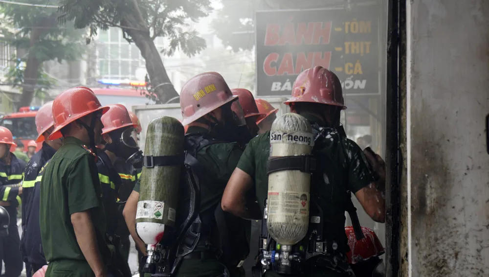 Nỗ lực khống chế đám cháy Nỗ lực khống chế đám cháy