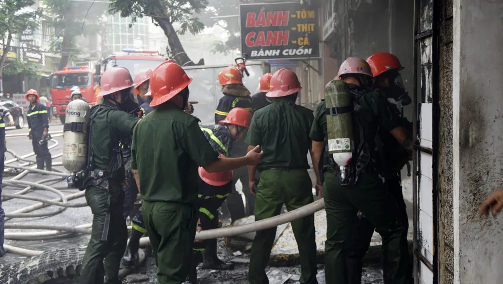 Đám cháy được khống chế, lực lượng chức năng tổ chức dập tắt hoàn toàn Đám cháy được khống chế, lực lượng chức năng tổ chức dập tắt hoàn toàn