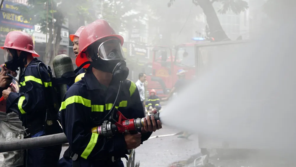 Phun nước khống chế nhanh đám cháy Phun nước khống chế nhanh đám cháy