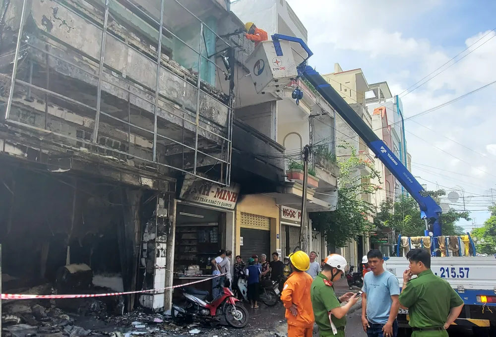 Lực lượng chức năng làm việc tại hiện trường Lực lượng chức năng làm việc tại hiện trường