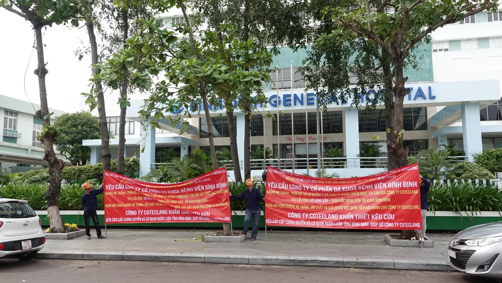 Nhóm người treo 2 băng rôn đỏ trước Bệnh viện Bình Định để đòi nợ Nhóm người treo 2 băng rôn đỏ trước Bệnh viện Bình Định để đòi nợ