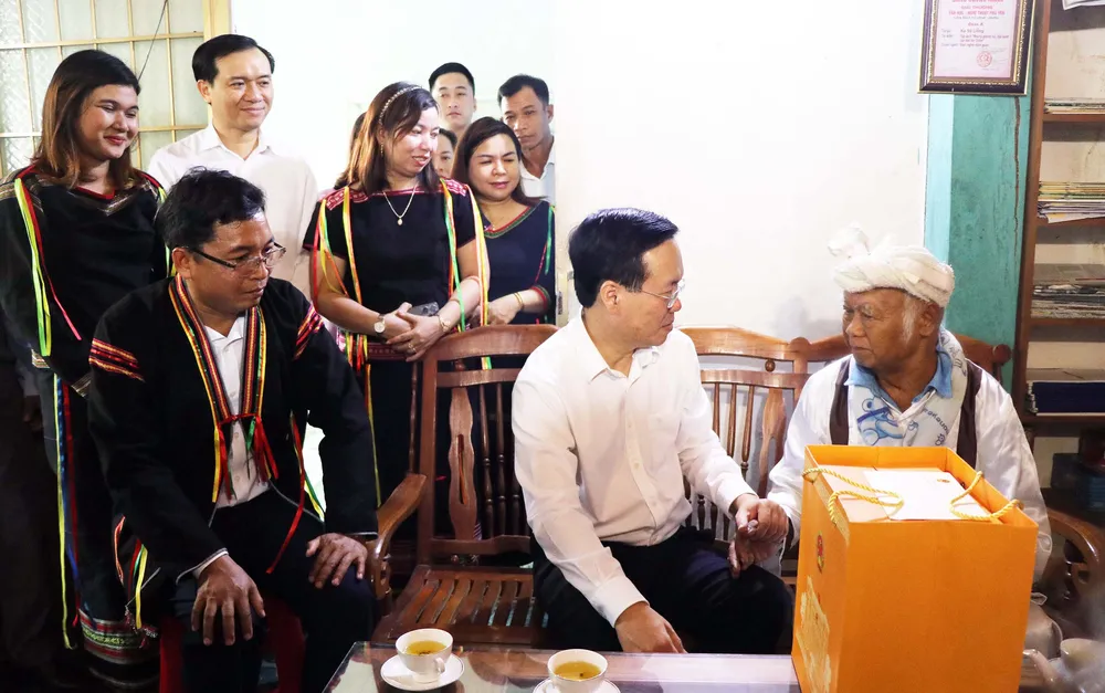 Chủ tịch nước thăm hỏi, trao quà cho người già xã Suối Trai Chủ tịch nước thăm hỏi, trao quà cho người già xã Suối Trai