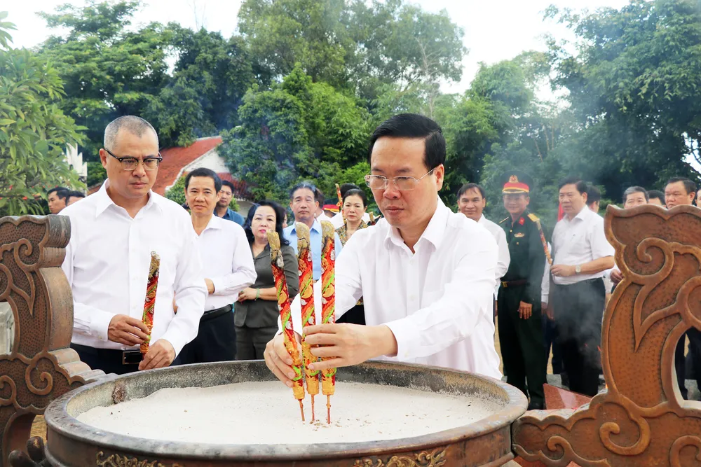 Chủ tịch nước dâng hương liệt sĩ tại núi Nhạn, Phú Yên Chủ tịch nước dâng hương liệt sĩ tại núi Nhạn, Phú Yên