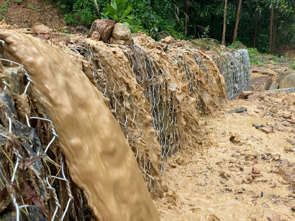 Rọ sắt ứng phó sạt lở, bảo vệ tuyến đường miền núi Quảng Ngãi Rọ sắt ứng phó sạt lở, bảo vệ tuyến đường miền núi Quảng Ngãi