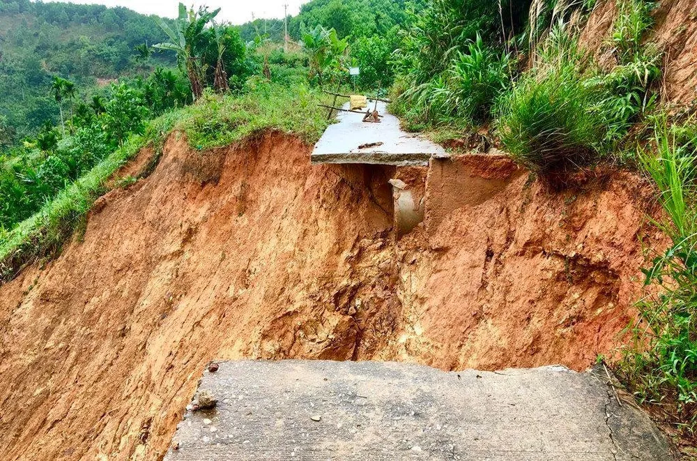 Sạt lở cắt đứt mạch đường từ Di Lăng - Sơn Bao, huyện Sơn Hà Sạt lở cắt đứt mạch đường từ Di Lăng - Sơn Bao, huyện Sơn Hà