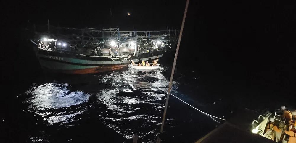 Hiện trường tàu SAR tiếp cận, hỗ trợ tàu bị nạn Hiện trường tàu SAR tiếp cận, hỗ trợ tàu bị nạn