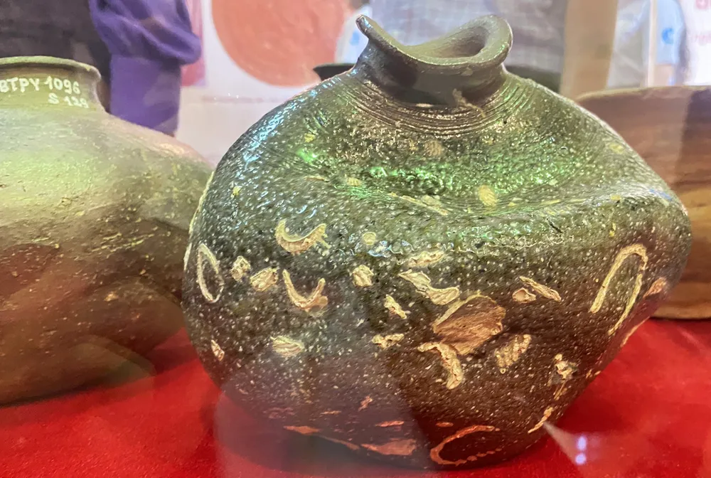 Hiện vật gốm cổ Quảng Đức màu xanh ngọc Hiện vật gốm cổ Quảng Đức màu xanh ngọc