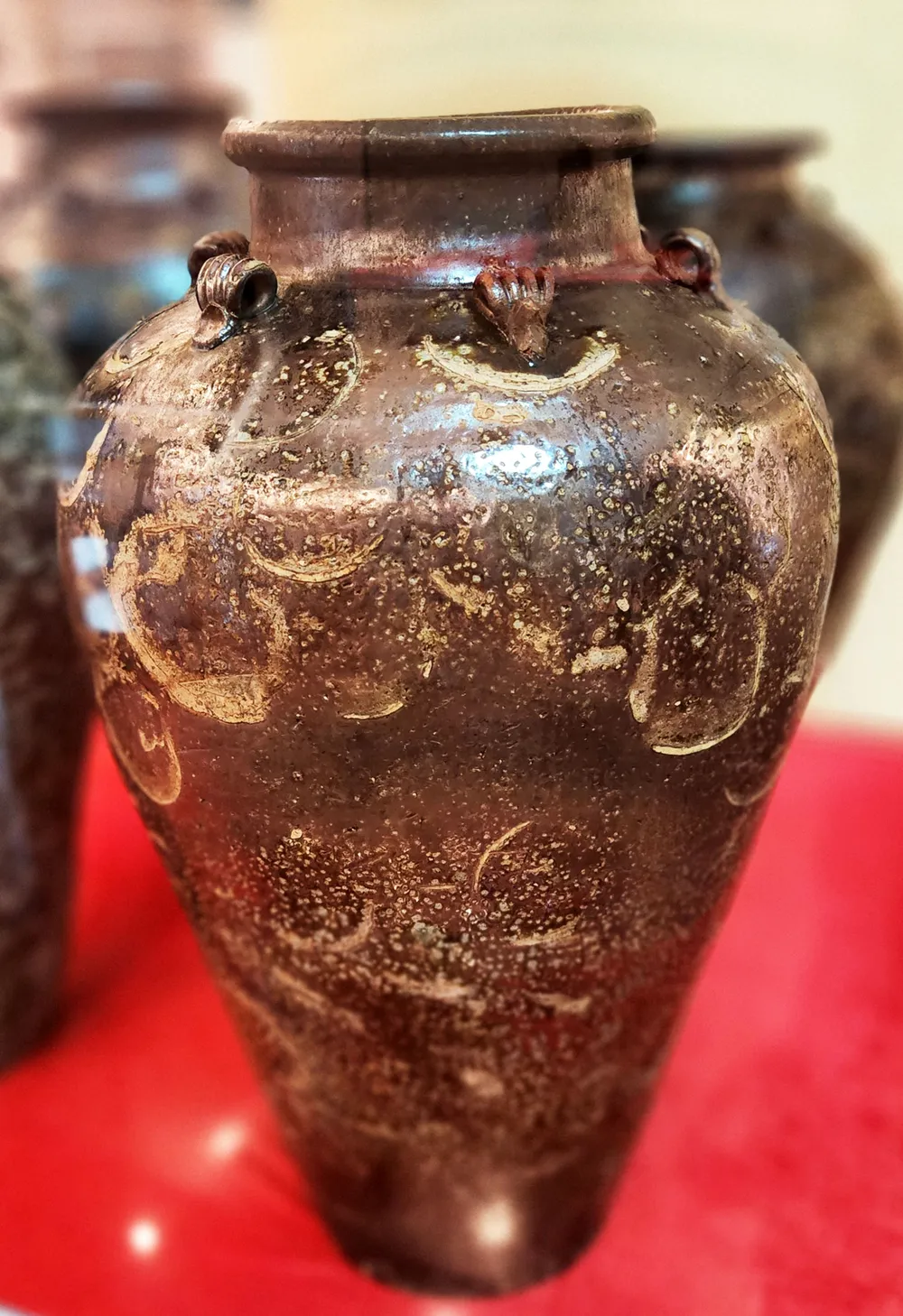 Hiện vật gốm cổ Quảng Đức có màu đỏ huyết rất ấn tượng. Ảnh: THANH HƯNG Hiện vật gốm cổ Quảng Đức có màu đỏ huyết rất ấn tượng. Ảnh: THANH HƯNG